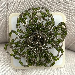 💚 New Windsor green beads beaded ceremony flower floral brooch Lapel pin